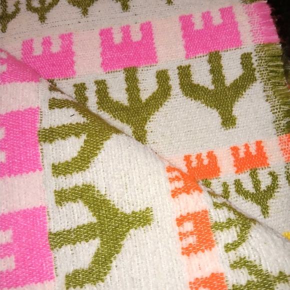 TULIP FIELD Throw Blanket by Urban Outfitters - Picture 7 of 9